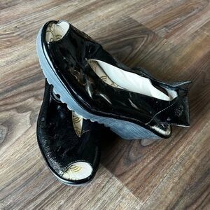 Fly London Yeay Peep Toe leather wedge